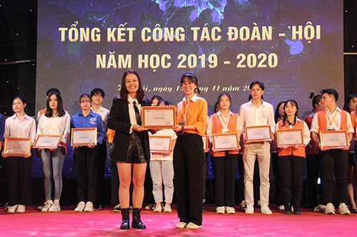 Lễ trao tặng Bằng khen cho các tập thể và cá nhân có thành tích xuất sắc trong công tác Đoàn - Hội và phong trào thanh niên, sinh viên nhà trường trong năm học 2019 - 2020